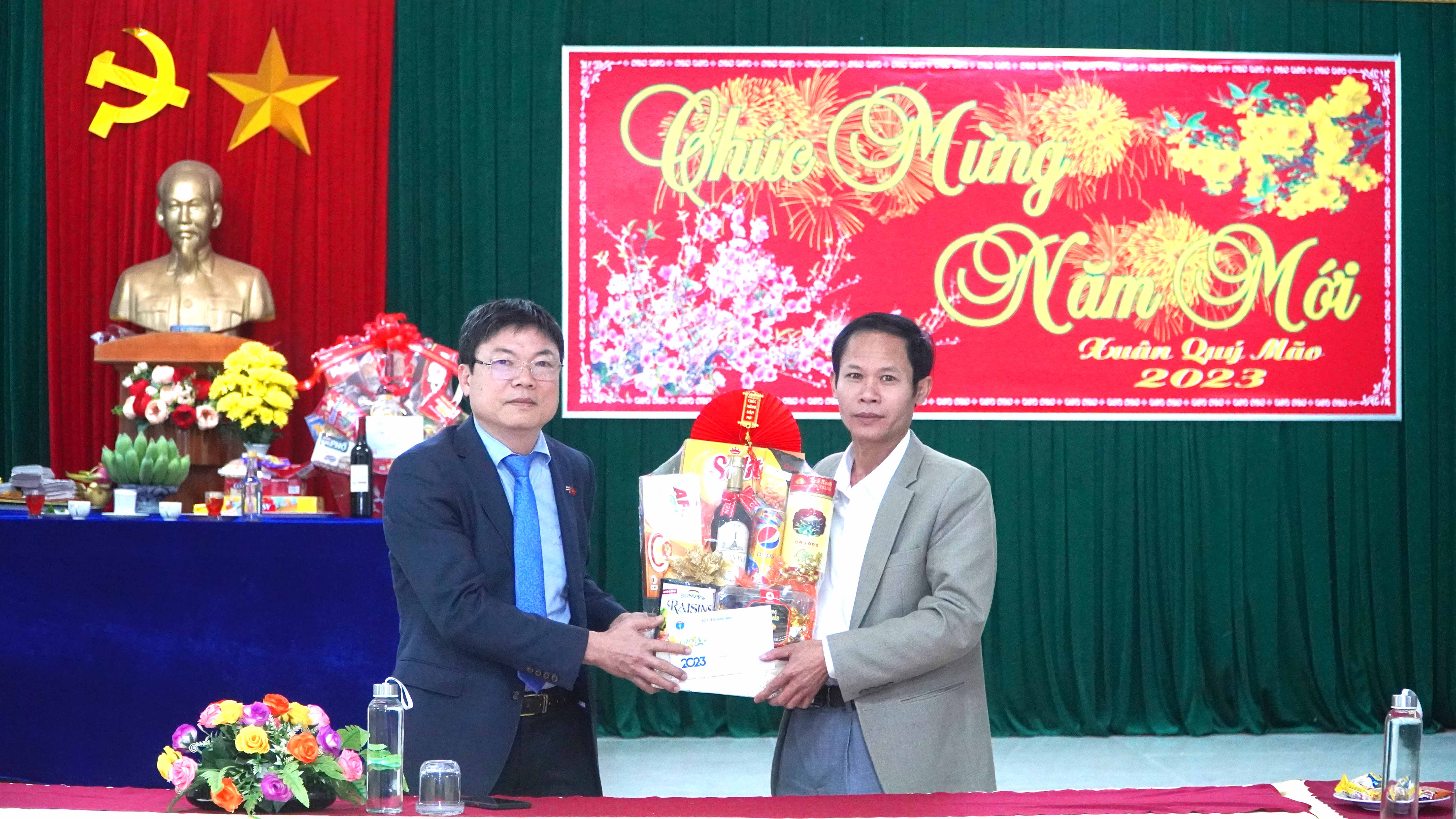 Bác_sỹ_Dương_Thanh_Bình_Giám_đốc_Sở_Y_tế_đã_đến_thăm_chúc_tết_các_cán_bộ_y_bác_sỹ_làm_nhiệm_vụ_trong_đêm_giao_thừa_tại_Bệnh_viện_Đa_khoa_huyện_Lệ_Thủy_và_Bệnh_viện_Đa_khoa_huyện Quảng_Ninh.JPG